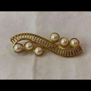 Vintage Monet Pearl “S” Shaped Brooch Pin

Gold Tone With Faux Pearls